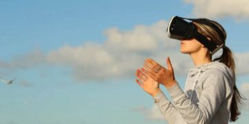 A new VR headset from Microsoft would help stir up even more competition and innovation in the VR industry.