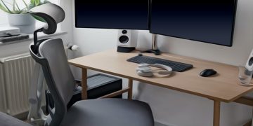 Buying a computer desk? Check out the most comprehensive computer desk buying guide right here! (Images: Pexels and Unsplash)