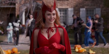 Fans are a huge fan of Olizabeth Olsen's new and more comic-accurate costume for the Scarlet Witch.